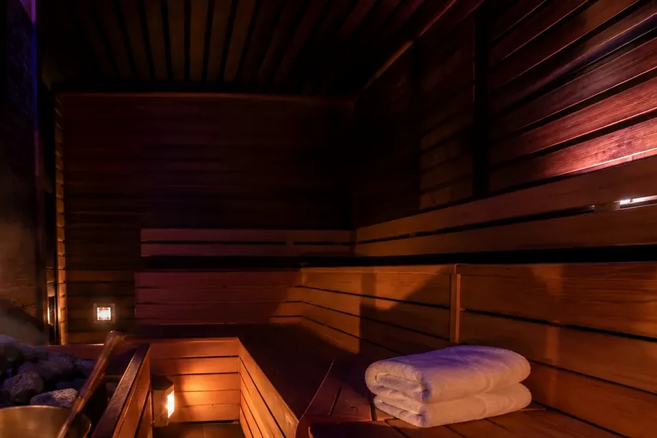 Elena Masaj Salonu, Kâğıthane — sauna iç görünüm, ahşap ve ışık